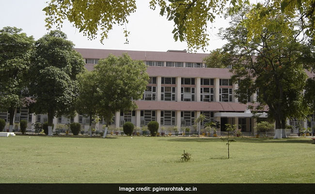 रोहतक में बॉन्ड पॉलिसी के विरोध में जारी हड़ताल खत्म, PGI में 53 दिनों से से धरने पर बैठे थे छात्र रोहतक में बॉन्ड पॉलिसी के विरोध में जारी हड़ताल खत्म, PGI में 53 दिनों से से धरने पर बैठे थे छात्र