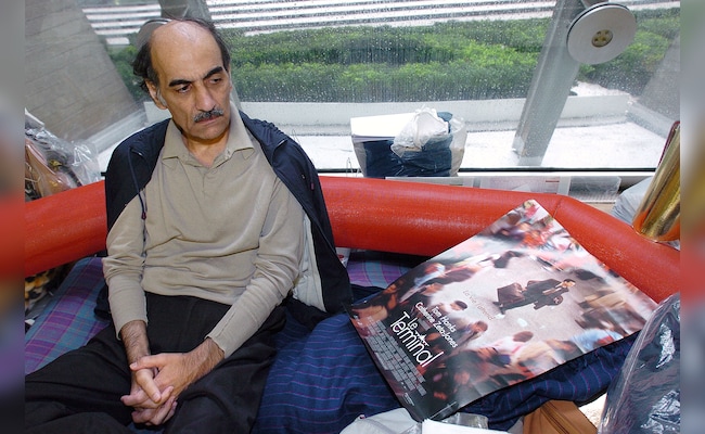 निर्वासित ईरानी जिन्होंने स्टीवन स्पीलबर्ग के 'द टर्मिनल' को प्रेरित किया, का अमेरिकी हवाई अड्डे पर निधन