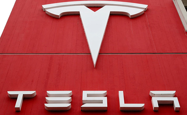 "Self-Driving Software Malfunctioned":Tesla Driver In Multi-Car Crash Tells Police