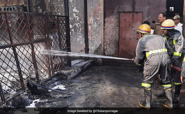 मुंबई के करी रोड इलाके की एक बहुमंजिला बिल्डिंग की 22वीं मंजिल पर लगी आग