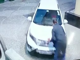 VIDEO : रेप आरोपी को पकड़ने पहुंची पुलिस, तो सिक्योरिटी गार्ड पर कार चढ़ाकर भागा VIDEO : रेप आरोपी को पकड़ने पहुंची पुलिस, तो सिक्योरिटी गार्ड पर कार चढ़ाकर भागा