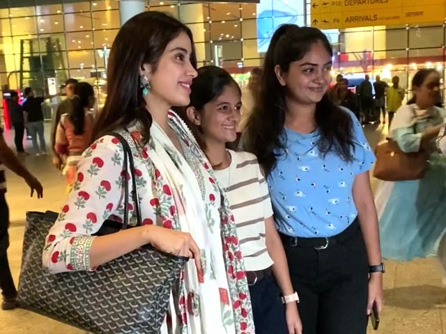 Janhvi Kapoor Poses With Fans At Airport