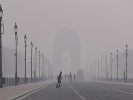 आज भी दमघोंटू हवा में सांस लेने को मजबूर दिल्ली-NCR के लोग, छायी धुएं की परत आज भी दमघोंटू हवा में सांस लेने को मजबूर दिल्ली-NCR के लोग, छायी धुएं की परत
