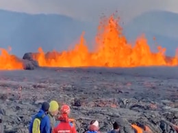 VIDEO: ज्वालामुखी का उबलता लावा देखने पहुंचे थे पर्यटक, अगले ही पल जो हुआ उसे देख नहीं पाएंगे आप VIDEO: ज्वालामुखी का उबलता लावा देखने पहुंचे थे पर्यटक, अगले ही पल जो हुआ उसे देख नहीं पाएंगे आप