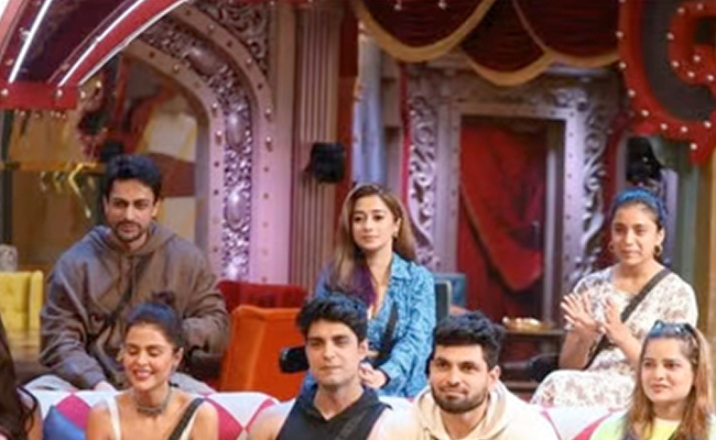 Bigg Boss 16 Update: बिग बॉस में हुई अर्चना गौतम की वापसी और फूट फूट कर रोईं निमृत कौर