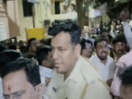 महाराष्ट्र: ठाणे में शिंदे और ठाकरे गुट आमने-सामने, जमकर हुई मारपीट महाराष्ट्र: ठाणे में शिंदे और ठाकरे गुट आमने-सामने, जमकर हुई मारपीट