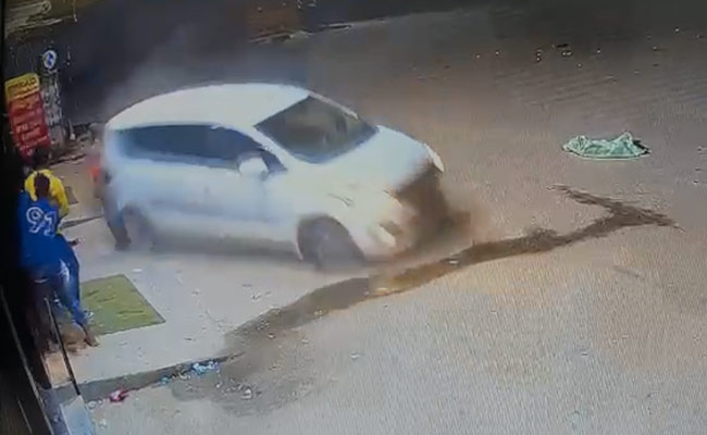 Video: नशे में स्टंट करते हुए कार सवार युवकों ने 3 को कुचला, एक की मौत