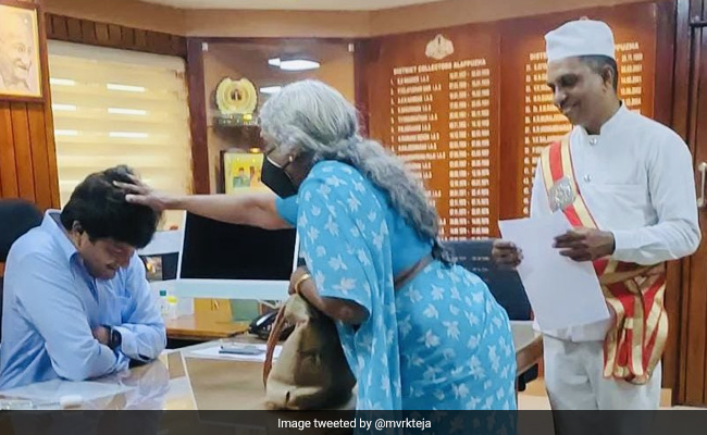 Bureaucrat Shares Photos Of Woman Blessing Him, Internet Gives Thumbs Up