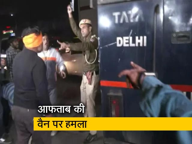 श्रद्धा मर्डर केस : आरोपी आफताब को ले जा रही पुलिस वैन पर तलवार से हमला 