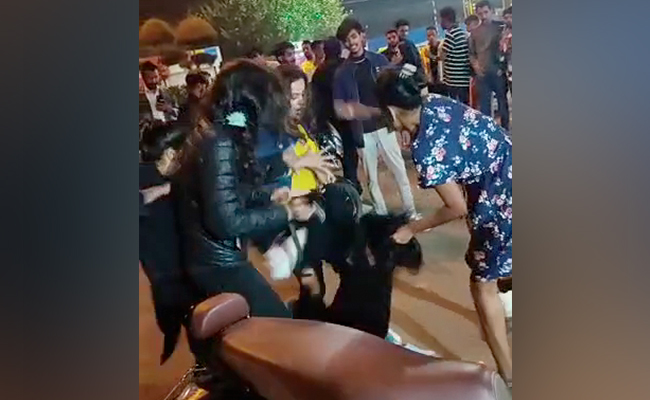 VIDEO: इंदौर की सड़क पर लड़कियों की 'दादागीरी', 4 ने मिलकर एक को लात-घूंसों से पीटा