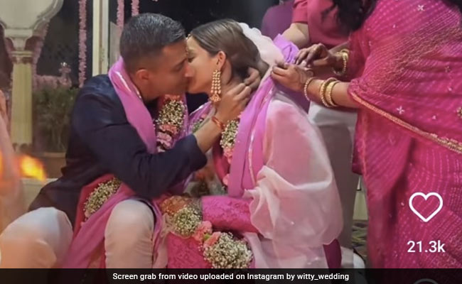 शादी की रस्म पूरी करते हुए पंडित के सामने ही दूल्हा-दुल्हन हुए रोमांटिक, करने लगे एक दूसरे को किस