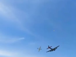 VIDEO: अमेरिका में एयरशो के दौरान भीषण हादसा, बमवर्षक और छोटे विमान की हुई टक्कर VIDEO: अमेरिका में एयरशो के दौरान भीषण हादसा, बमवर्षक और छोटे विमान की हुई टक्कर