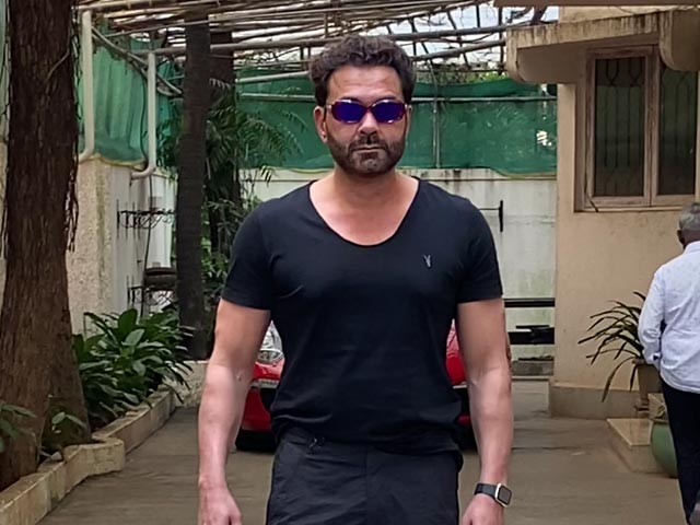 ​बॉबी देओल का कैजुअल लुक, अभिनेता के साथ सेल्फी लेते दिखे फैंस