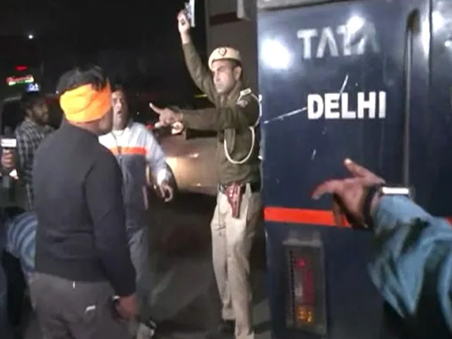 Men With Swords Attack Police Van Carrying Aaftab Poonawala