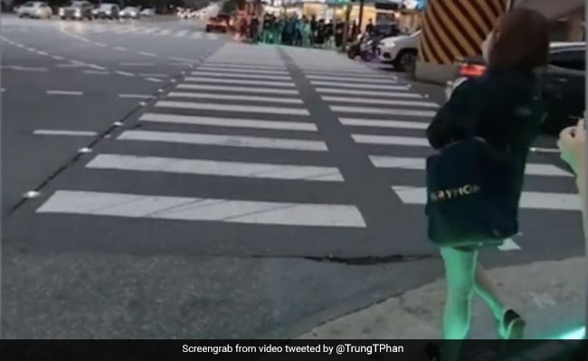 Traffic Lights On Ground To Alert "Phone Obsessed Zombies" In South Korea
