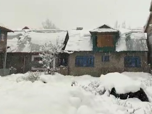 Heavy Snowfall In Kashmir