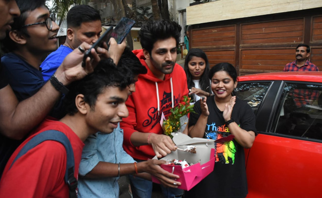 Kartik Aaryan Celebrates 32nd Birthday With Fans - Cuts Cake And Clicks Selfies