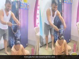 बेटे ने मां को गिफ्ट में दी सोने की चेन, चुपके से लाकर गले में पहनाया, मां का रिएक्शन देख रो पड़ेंगे आप बेटे ने मां को गिफ्ट में दी सोने की चेन, चुपके से लाकर गले में पहनाया, मां का रिएक्शन देख रो पड़ेंगे आप