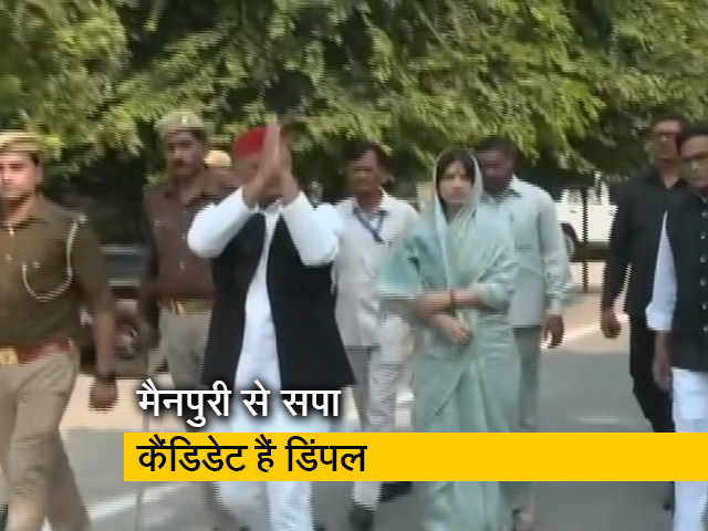 मैनपुरी से आज नामांकन भरेंगी डिंपल यादव, अखिलेश के साथ पहुचीं कलेक्ट्रेट
