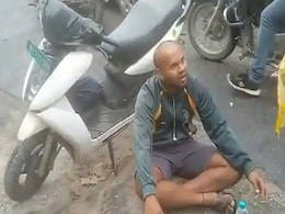 सड़क हादसे के बाद शख्स ने किया ऐसा अजीबोरगरीब विरोध, रातों-रात वायरल हो गया VIDEO सड़क हादसे के बाद शख्स ने किया ऐसा अजीबोरगरीब विरोध, रातों-रात वायरल हो गया VIDEO