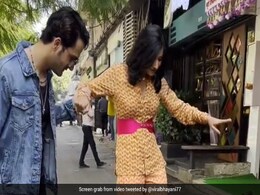 बीच रास्ते में टीवी की 'गुड्डन' की टूट गई चप्पल, देखकर फैंस बोले- इससे अच्छी तो बुध बाजार में मिलती है बीच रास्ते में टीवी की 'गुड्डन' की टूट गई चप्पल, देखकर फैंस बोले- इससे अच्छी तो बुध बाजार में मिलती है