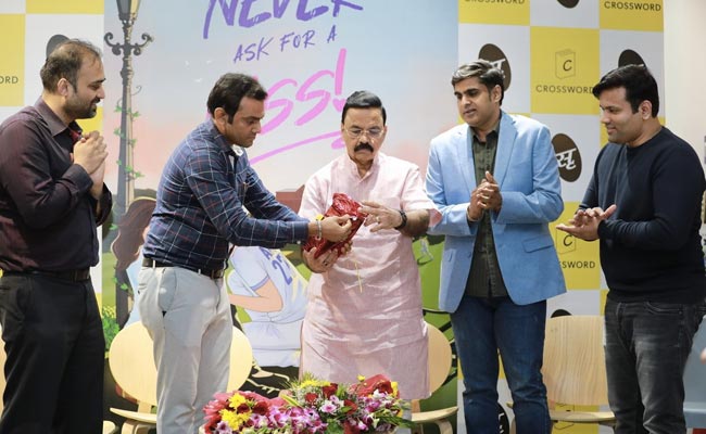 बेस्टसेलिंग लेखक अभिषेक भास्कर विचारे ने अपने नवीनतम उपन्यास 'नेवर आस्क फॉर ए किस' में सहमति के विषय को छुआ