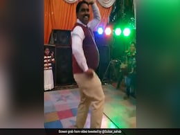 माधुरी दीक्षित का गाना 'सारे लड़कों की कर दी छुट्टी' पर इस शख्स ने मटक-मटक किया ऐसा डांस, लोग बोले- एक और डब्बू अंकल माधुरी दीक्षित का गाना 'सारे लड़कों की कर दी छुट्टी' पर इस शख्स ने मटक-मटक किया ऐसा डांस, लोग बोले- एक और डब्बू अंकल
