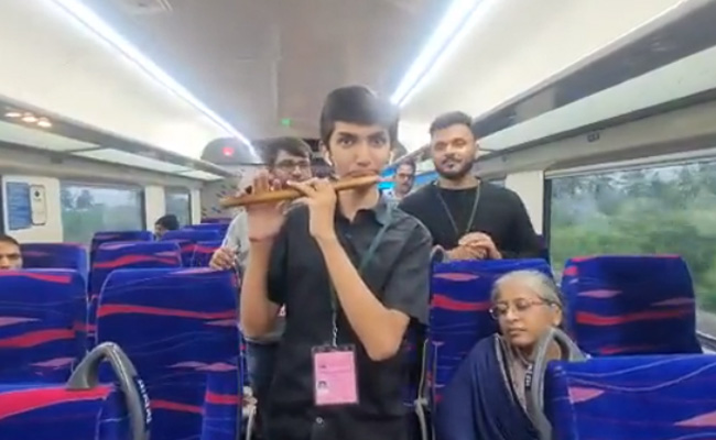 VIDEO:वंदे भारत ट्रेन में वंदे मातरम धुन पर लड़के ने बजाई ऐसी बांसुरी, सुनकर मंत्रमुग्ध हो गए लोग