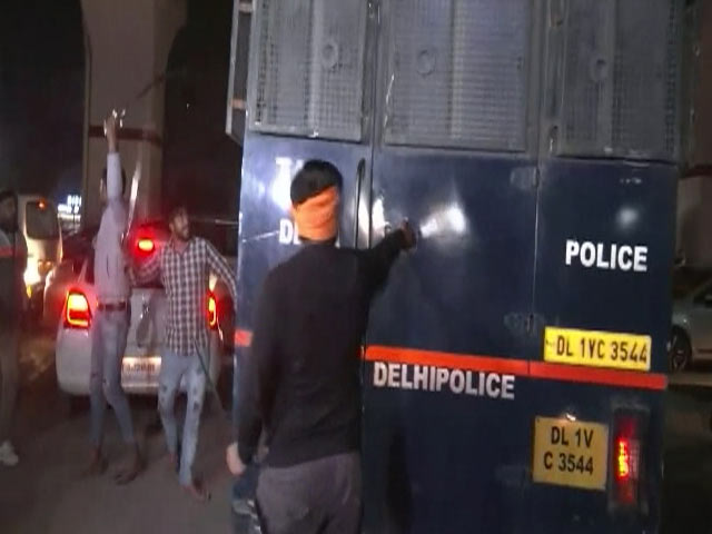 On Camera, Men With Swords Attack Police Van Carrying Aaftab Poonawala