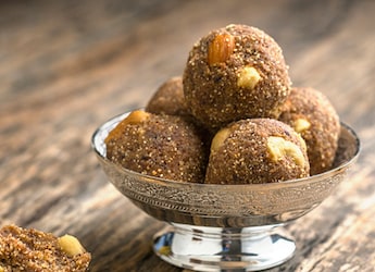 7 Tips To Make The Perfect Punjabi-Style Pinni In Winter 7 Tips To Make The Perfect Punjabi-Style Pinni In Winter