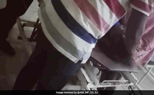 छत्तीसगढ़ : इलाज के दौरान बुजुर्ग महिला को थप्पड़ जड़ता डॉक्टर VIDEO में कैद, अस्पताल ने जारी किया नोटिस