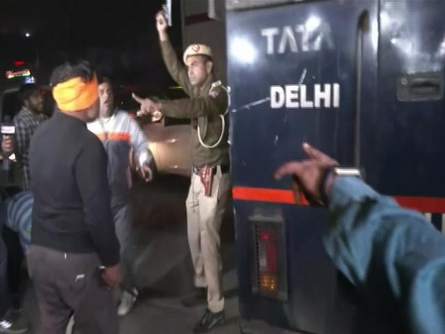 Video: Police Van Carrying Aaftab Poonawala Attacked By Men With Swords