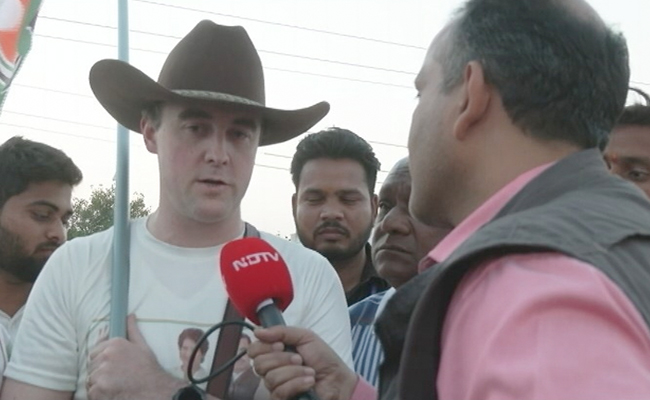 VIDEO: 'भारत जोड़ो' यात्रा में कांग्रेस का झंडा उठाकर शामिल US नागरिक ने राहुल गांधी के बारे में ये कहा...