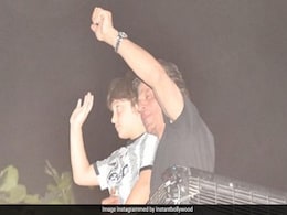 बर्थडे पर शाहरुख खान के बंगले मन्नत के बाहर पहुंचा फैन्स का हुजूम, आधी रात को फैन्स से मिलने आए किंग खान...देखें VIDEO बर्थडे पर शाहरुख खान के बंगले मन्नत के बाहर पहुंचा फैन्स का हुजूम, आधी रात को फैन्स से मिलने आए किंग खान...देखें VIDEO