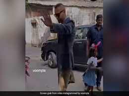 आमिर खान की बेटी आइरा की सगाई में पहुंचे भांजे इमरान, पैपराजी का कैमरा देख देने लगे ऐसा रिएक्शन आमिर खान की बेटी आइरा की सगाई में पहुंचे भांजे इमरान, पैपराजी का कैमरा देख देने लगे ऐसा रिएक्शन