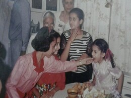 फोटो में रिबन बांधे केक खा रही इस बच्ची का जलवा किसी सुपरस्टार से नहीं है कम, पहचाना नाम तो कहलाएंगे चैंपियन  फोटो में रिबन बांधे केक खा रही इस बच्ची का जलवा किसी सुपरस्टार से नहीं है कम, पहचाना नाम तो कहलाएंगे चैंपियन