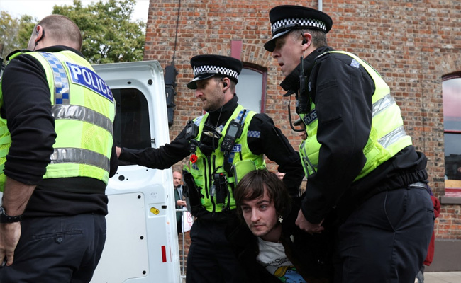 VIDEO: किंग चार्ल्स और क्वीन कैमिला पर प्रदर्शनकारी ने फेंका अंडा, पुलिस ने हिरासत में लिया