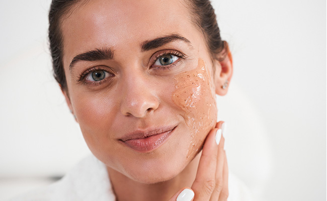 Skin Care Tips: गर्मी से फेस हो गया डल और ड्राई, टैमटो स्क्रब से करें डीप क्लीनिंग, चमक उठेगा चेहरा