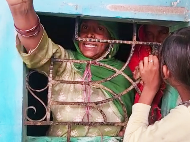 Video: 2 Women Threaten Suicide Over Ghaziabad Anti-Encroachment Drive