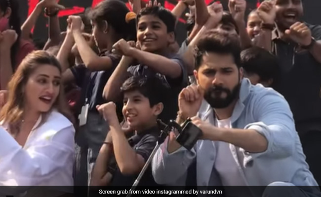 Kriti Sanon And Varun Dhawan Are Going Places For <i>Bhediya</i> Promotions. Next Stop - Ahmedabad