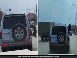 कार की खिड़की से लटककर नागिन डांस कर रही थी लड़की, फिर जो हुआ, लोग बोले- उड़ गई पापा की परी… कार की खिड़की से लटककर नागिन डांस कर रही थी लड़की, फिर जो हुआ, लोग बोले- उड़ गई पापा की परी…