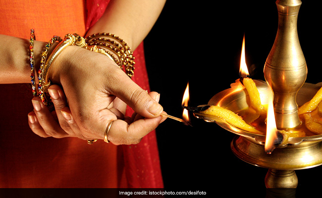 Vastu tips : भगवान को दीपक जलाते वक्त इन बातों का रखना चाहिए खास ख्याल Vastu tips : भगवान को दीपक जलाते वक्त इन बातों का रखना चाहिए खास ख्याल