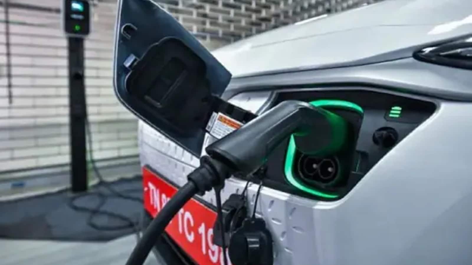Delhi Finalizes EV Policy Amid Hybrid Incentive Debate; Centre Plans EV Charging Expansion