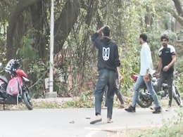 JNU में दो छात्र गुटों के बीच हुई मारपीट, बाहरी लोगों को भी बुलाने का लगा आरोप JNU में दो छात्र गुटों के बीच हुई मारपीट, बाहरी लोगों को भी बुलाने का लगा आरोप