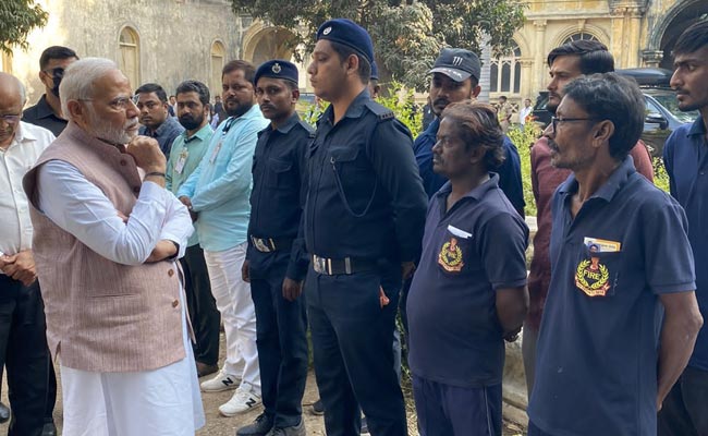 मोरबी पहुंचे पीएम मोदी, हादसे के बाद बचाव कार्यों में शामिल हुए लोगों से की मुलाकात