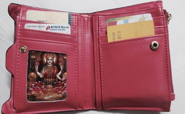 Vastu Tips: वास्तु के अनुसार पर्स में इन चीजों को रखने से बनी रहती है मां लक्ष्मी की कृपा, जानें खास वास्तु टिप्स