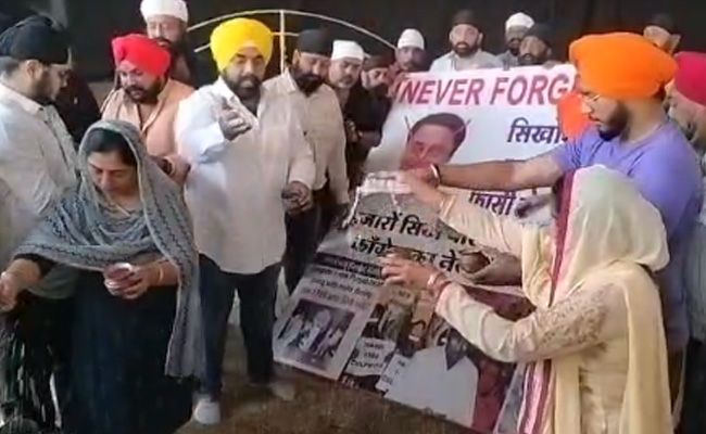 सिख धर्म के कार्यक्रम में कमलनाथ की मौजूदगी का विरोध, इंदौर के स्टेडियम का दूध-जल से किया गया अभिषेक