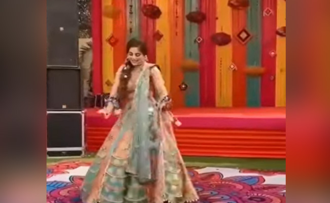 Video: दुल्हन ने पंजाबी सॉन्ग 'चिट्टा कुक्कड़' पर डांस करते हुए की एंट्री, फैंस बोले- शानदार परफॉर्मेंस