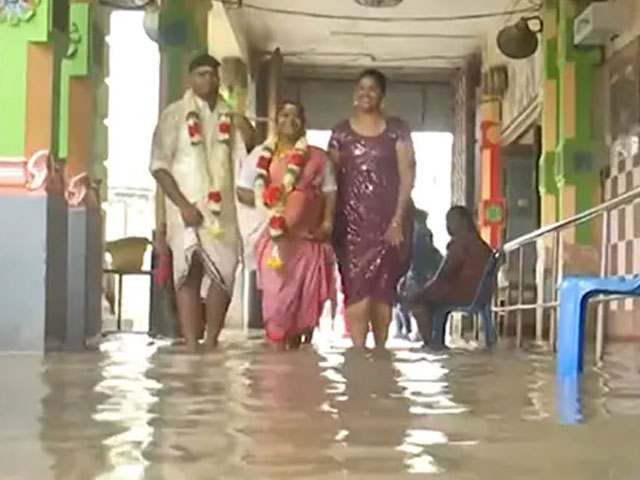 तमिलनाडु: भारी बारिश से मंदिर में पानी भरा, शादी के लिए दुल्हा-दुल्हनों को करना पड़ा इंतजार