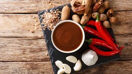 This Tangy Imli Chutney Goes Perfectly With Your Favourite Amritsari Kulcha